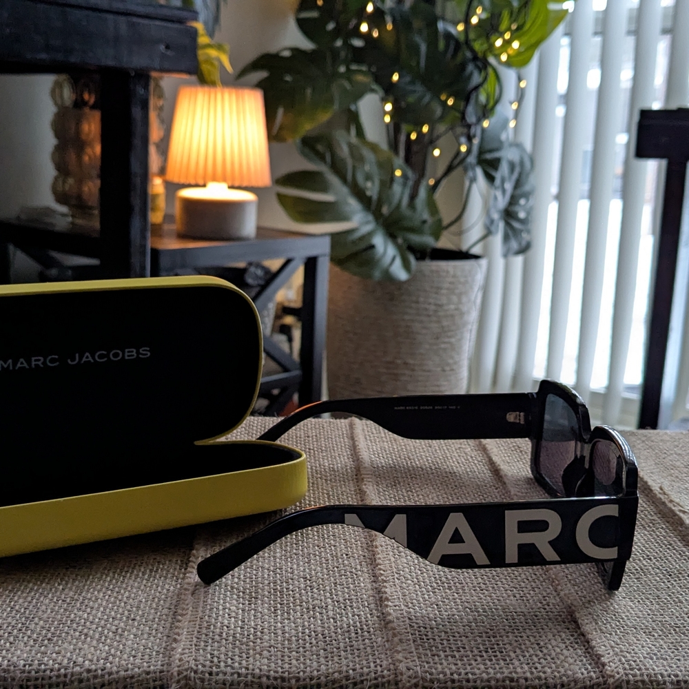 Marc Jacobs Rectangular Sunglasses with Yellow Ca… - image 3